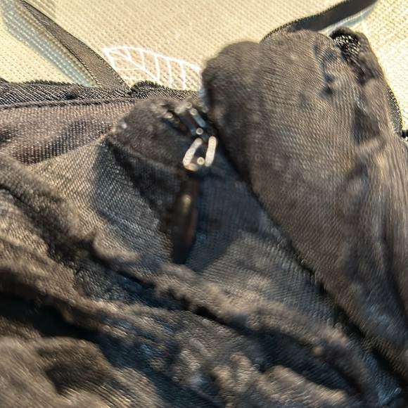 Ladies Calvin Klein Ruffled Skirt. - Picture 5 of 8